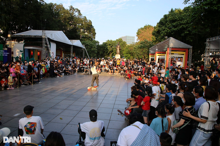 Hanoi pedestrian streets crowded again - 4