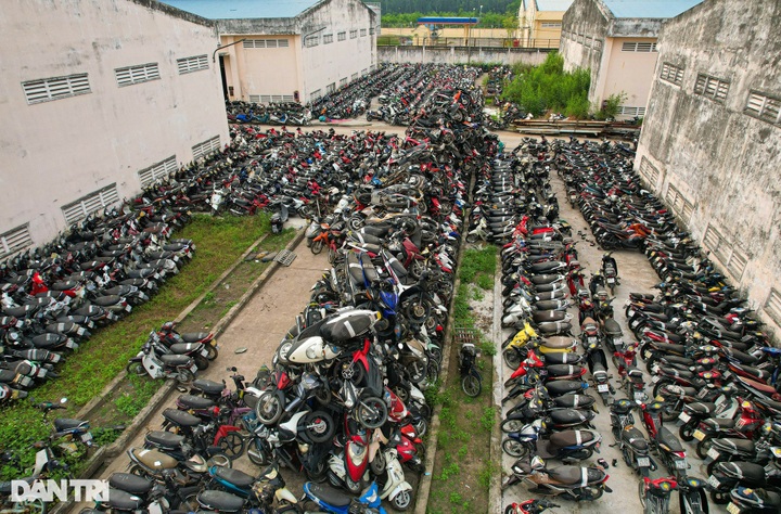 HCM City parking lots overloaded by seized vehicles - 3