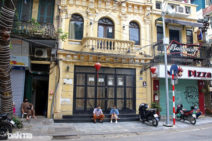 Hanoi Old Quarter hit by Covid-19 precautions - 11