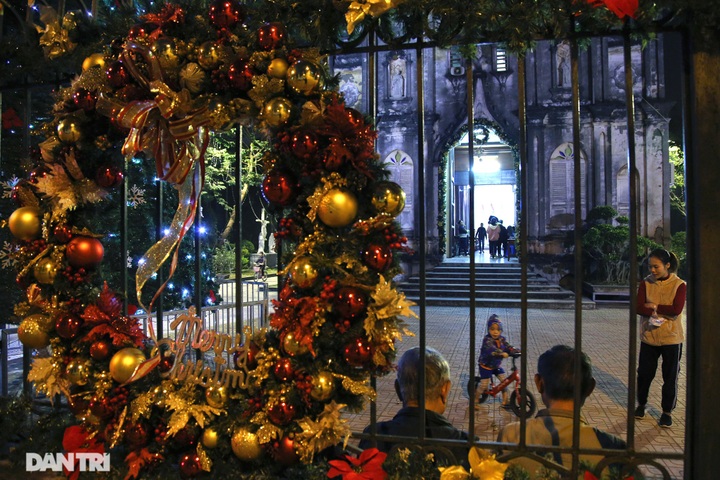 Hanoi churches prepare for Christmas celebration - 10 Hanoi churches prepare for Christmas celebration - 10
