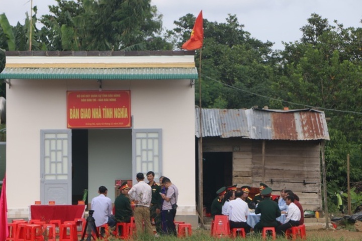 Family receive house donated by Dantri readers - 2