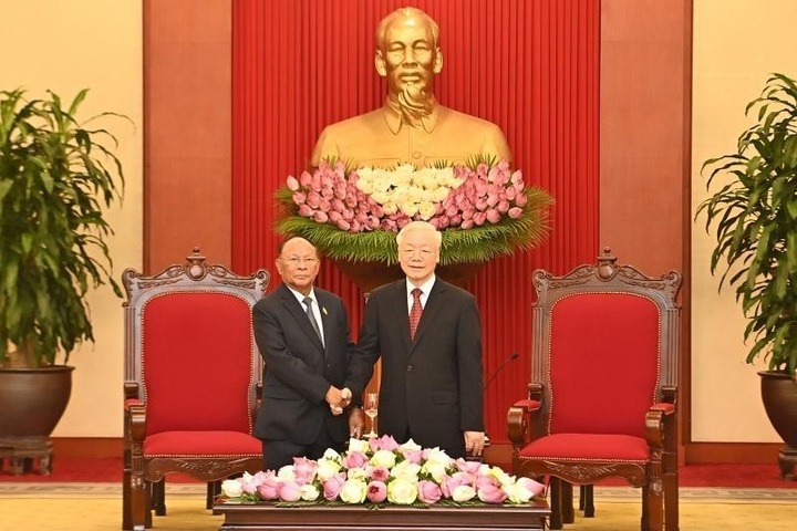 Party and Government leaders host Cambodian NA President - 1