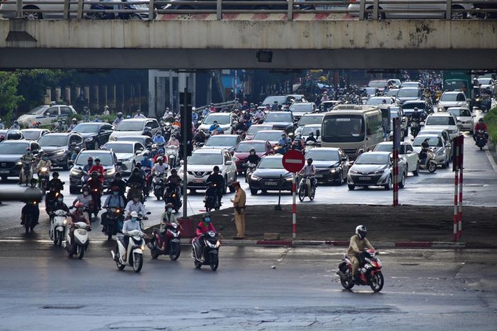 Hanoi streets jammed on Monday morning rush hours - 3
