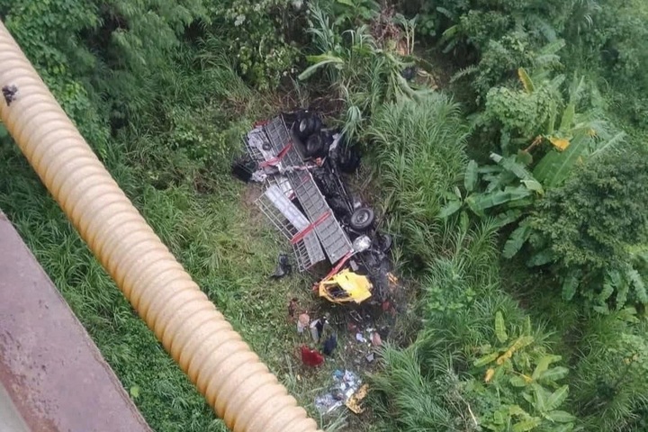 Two killed as truck plunges into Lao Cai valley - 1