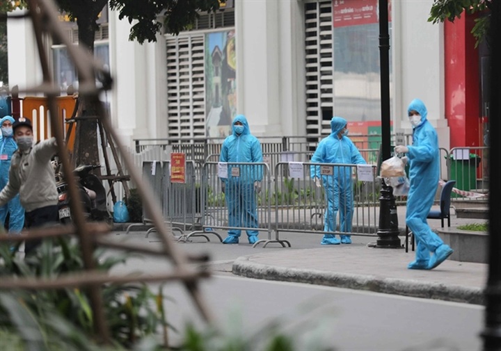 Hanoi chairman urges quick response as community cases confirmed in the city - 1