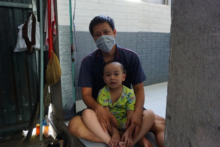 Poor couple need help to save ill son - 1