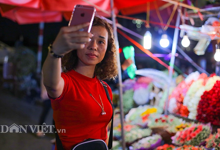 Hanoi flower market busy before Women's Day - 3