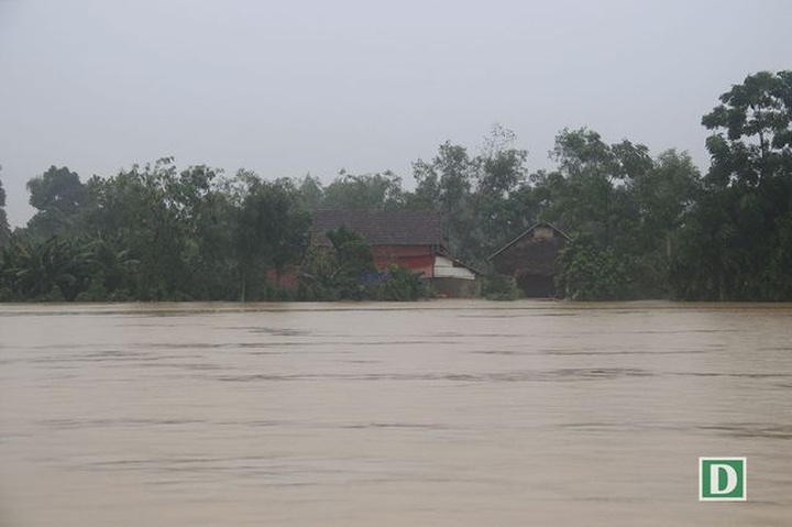 Many communes in Ha Tinh under water - 4