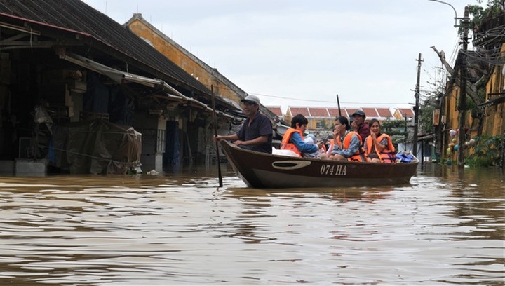 Hoi An Town severely submerged - 7 Hoi An Town severely submerged - 7