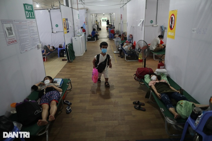 HCM City Covid-19 field hospital overloaded as patients surge - 7