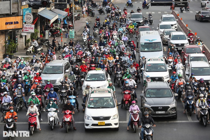 HCM City congested in post-Tet return to work - 6