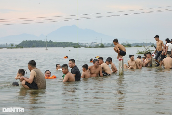 Hanoi village isolated by flooding - 8