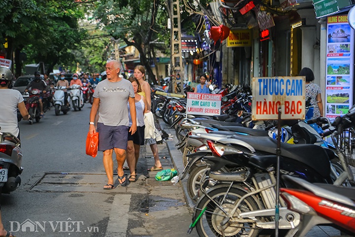 Pavement encroachment more rampant in Hanoi - 9