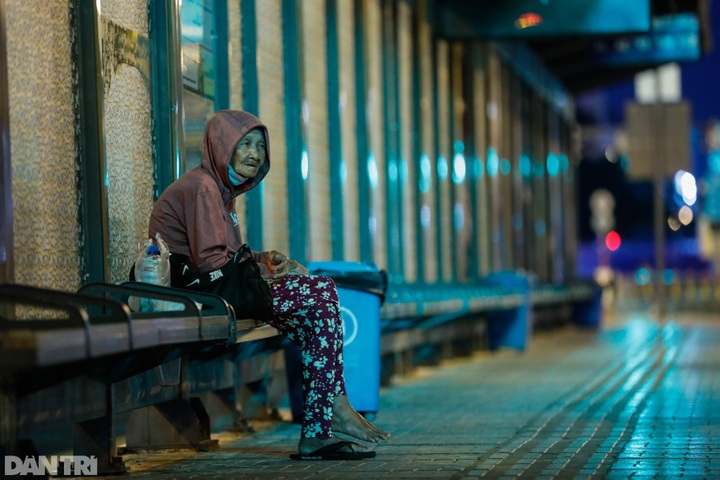 Homeless people struggle during HCM City social distancing - 2 Homeless people struggle during HCM City social distancing - 2