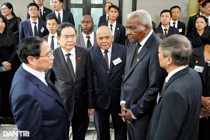 Foreign guests pay tribute to party leader Nguyen Phu Trong - 11