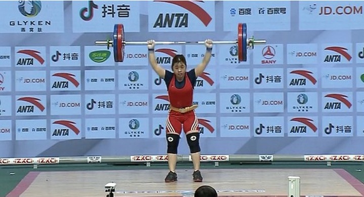 Weightlifter Duyên wins Việt Nam's first international medal of year - 1