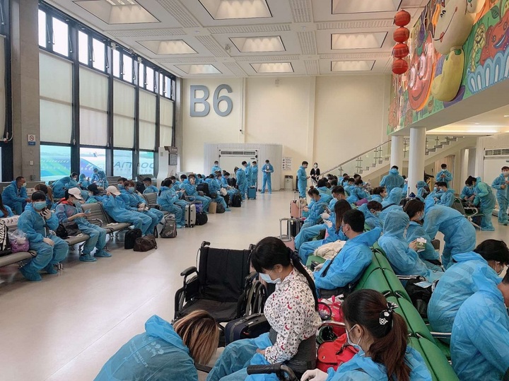 350 Vietnamese citizens from Taiwan brought home safely - 1