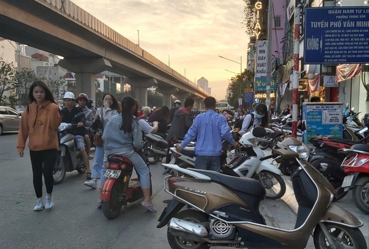 Hanoi pavements encroached as year-end shopping demand rises - 1