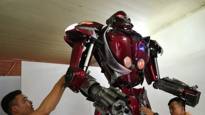 Vietnamese roll out Transformers-inspired robot with green message - 1 Vietnamese roll out Transformers-inspired robot with green message - 1