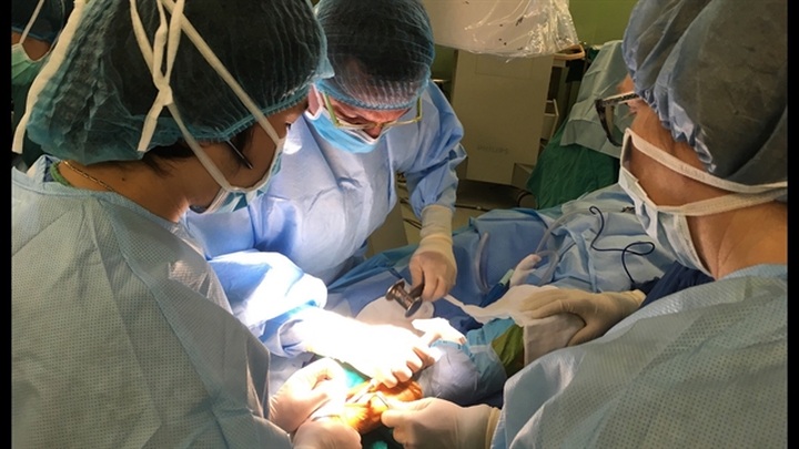 Healing hands from foreign surgeons help Vietnamese walk again - 1