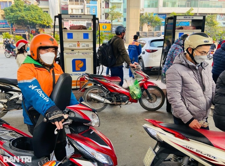 Petrol prices sharply increase in latest adjustment after Tet holiday - 1