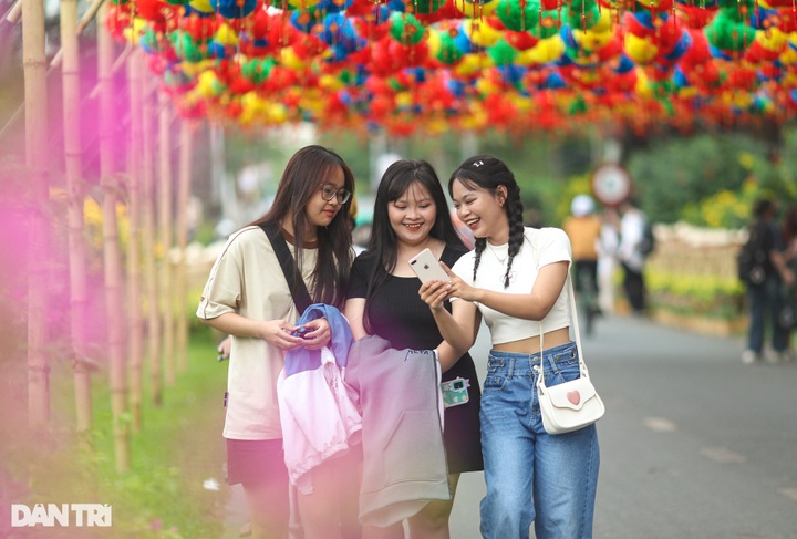 Lantern road at HCM City park attracts visitors - 6