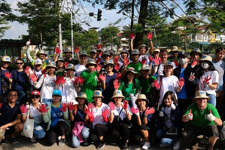 200 volunteers join in Red River and Long Bien Bridge Cleanup - 7