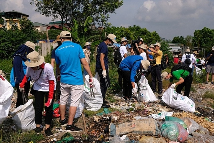 200 volunteers join in Red River and Long Bien Bridge Cleanup - 6