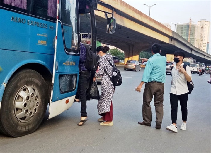 Comprehensive solutions needed to curb decade-long illegal bus stops - 1 Comprehensive solutions needed to curb decade-long illegal bus stops - 1