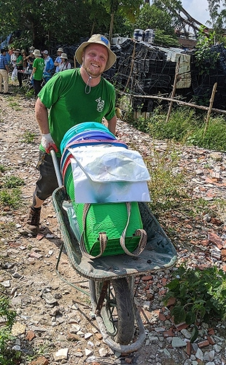 200 volunteers join in Red River and Long Bien Bridge Cleanup - 4