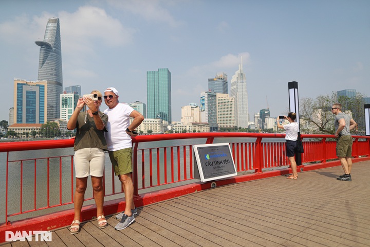 Saigon River Park gets facelift ahead of Tet - 7 Saigon River Park gets facelift ahead of Tet - 7