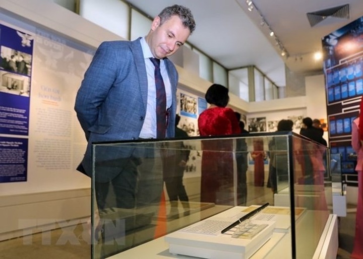 Photo exhibition on Paris Peace Accords underway in Hanoi - 1