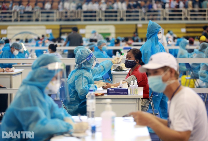 Thousands receive first vaccinations in Ho Chi Minh City - 5
