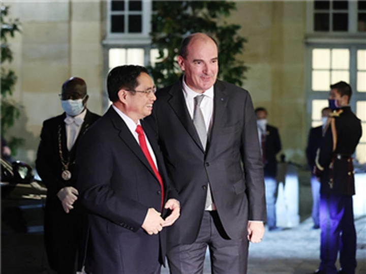 Vietnamese, French PMs hold talks, discussing measures to elevate bilateral ties - 1