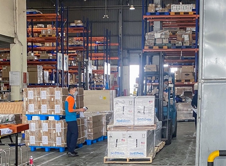 Two million Pfizer vaccine doses donated by the US arrive in Vietnam - 1