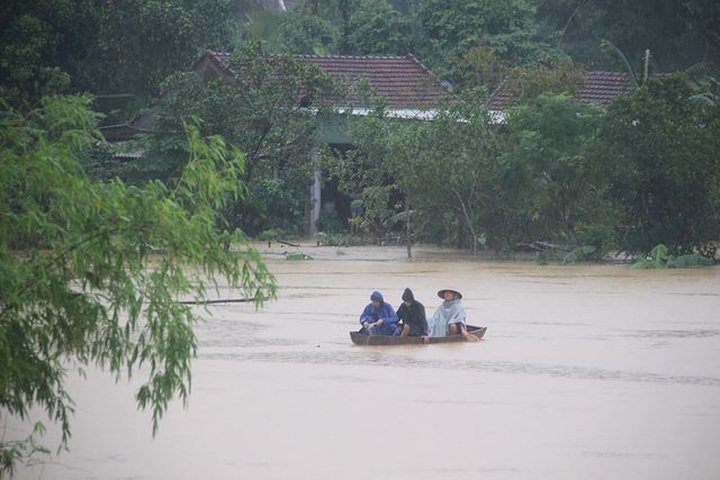 Many communes in Ha Tinh under water - 1