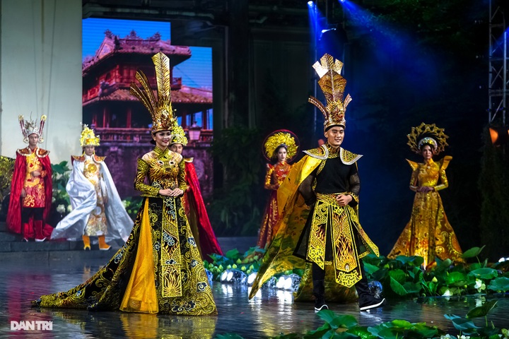 HCM City beauty spots featured on Ao Dai - 8