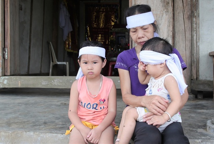 Grandmother struggles to support small grandchildren - 1