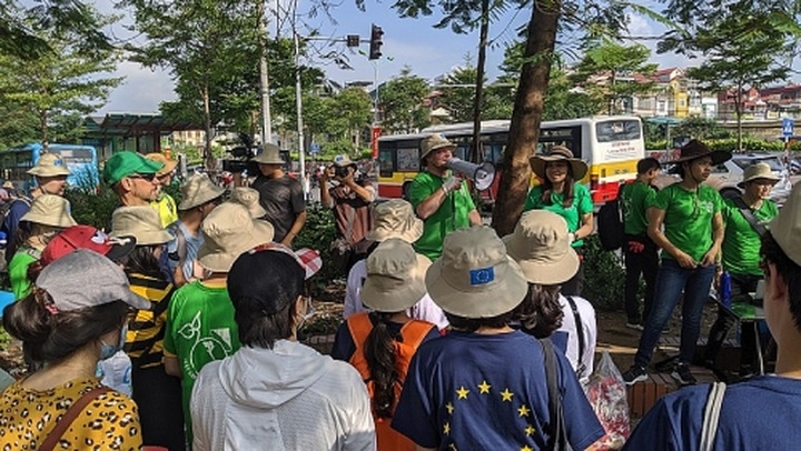 200 volunteers join in Red River and Long Bien Bridge Cleanup - 3