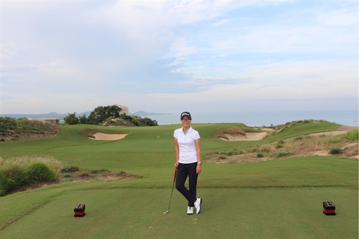 Vietnam's first female professional golfer turns to coaching - 1