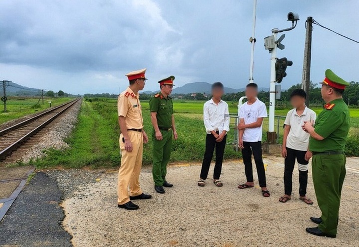 Teenagers caught throwing stones at trains - 1 Teenagers caught throwing stones at trains - 1
