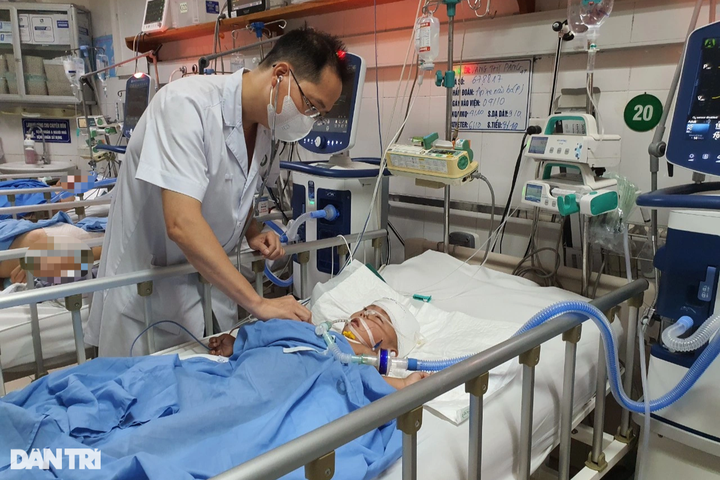 Yen Bai couple call for help to save small child - 1