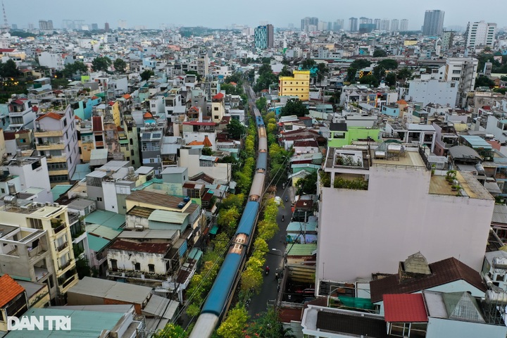 HCM City urban rail track covered by rubbish - 5