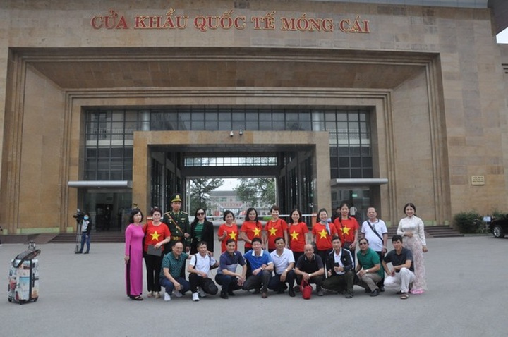 Mong Cai Border Gate serves first Chinese tourists after three-year gap - 2 Mong Cai Border Gate serves first Chinese tourists after three-year gap - 2