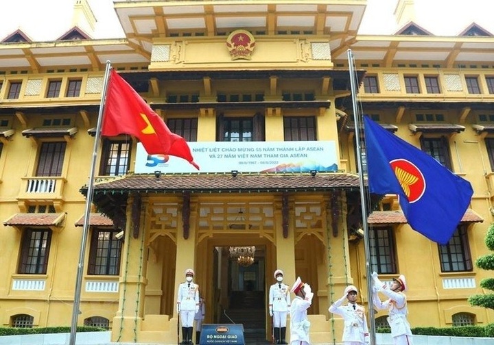 Flag raised in Hanoi to mark ASEAN’s 55th founding anniversary - 1 Flag raised in Hanoi to mark ASEAN’s 55th founding anniversary - 1