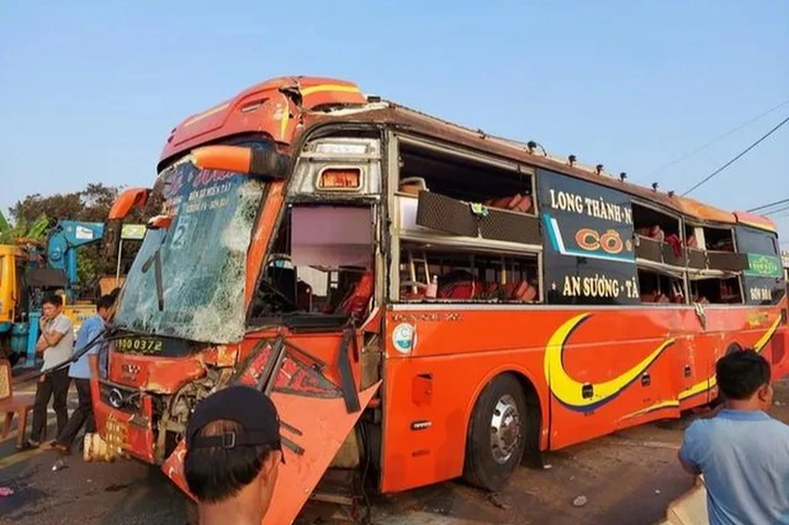 One dies, 17 injured in Gia Lai coach accident - 1 One dies, 17 injured in Gia Lai coach accident - 1
