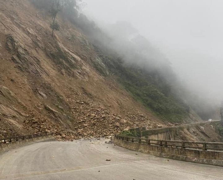Road to Cau Treo International Border Gate blocked by landslides - 1 Road to Cau Treo International Border Gate blocked by landslides - 1