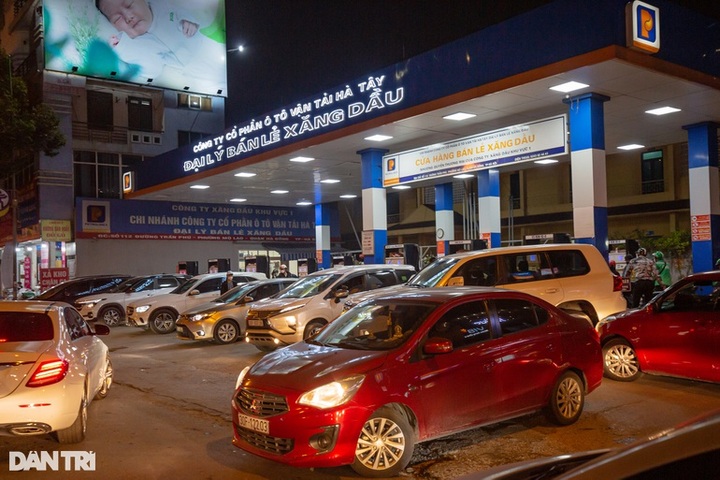 Hanoians rush to buy petrol due to impending price rise - 7