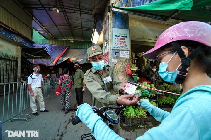 Hanoi considers issuing food tickets - 1