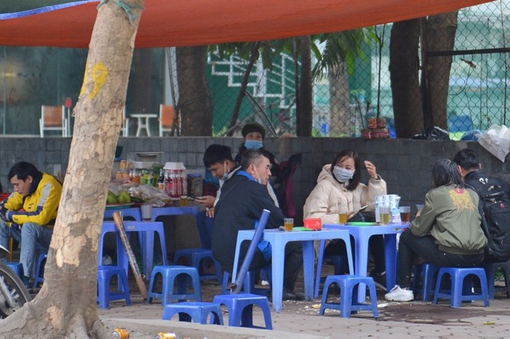 Many Hanoians ignore Covid-19 prevention despite disease spread - 3